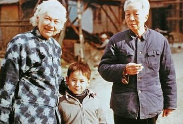 杨宪益:她不听父母劝阻远嫁中国,多年后母亲预言的悲剧成真,却说不后悔