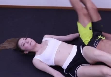 美女与男友在家练瑜伽，这些体式搭配的很完美，网友：我解锁到了