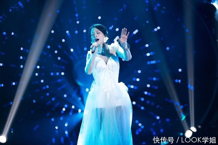 36岁张韶涵也是逆生长，薄纱裙嫩回18岁，网友：美的冒泡