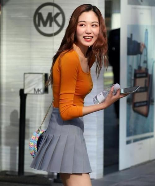  「气质」街拍：肤如凝脂的美女，一件一字肩配白色半身裙，时尚女神魅力
