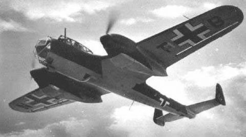 19架轰炸机猛攻大坝，瞬间4亿吨洪水咆哮而出，吞没3万人