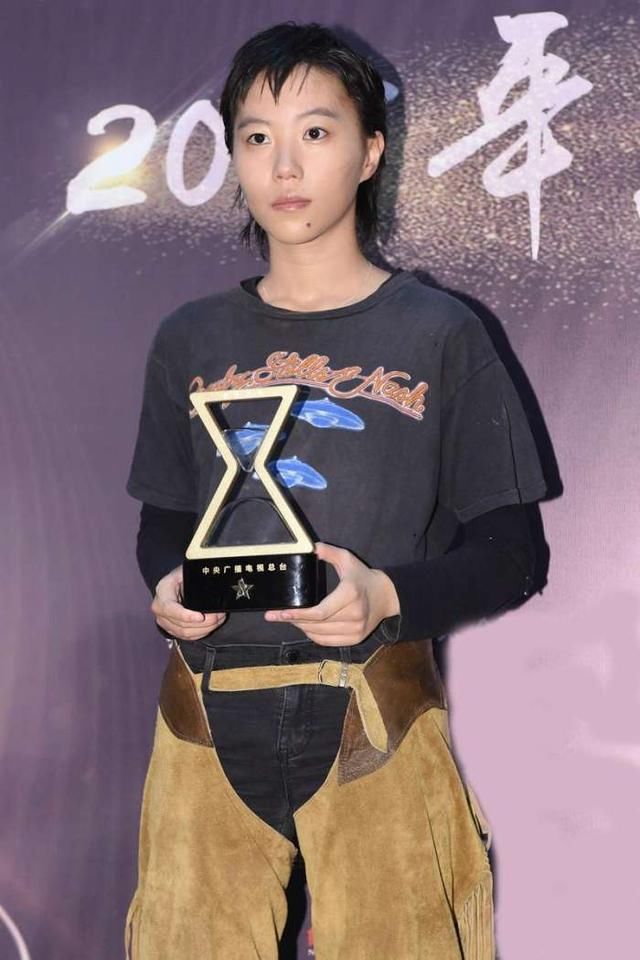 窦靖童审美跑偏，红毯上裤子迷之尴尬，网友：王菲也不敢这么穿！