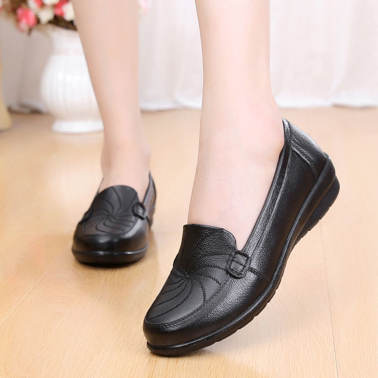 不否认!高跟鞋太硌脚，今年新上市的优雅妈妈鞋，养脚又衬气质