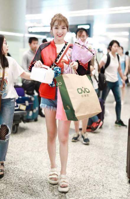 强东玥是真瘦了，这么窄的短裤也能塞进去，网友：简直像换了个人