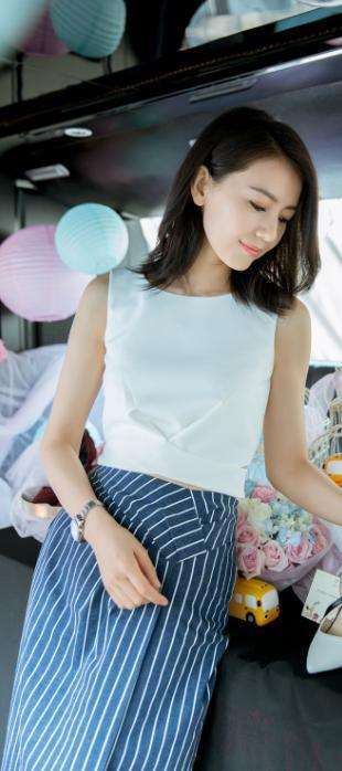 高圆圆好大胆! 网友: 穿成这样赵又廷没意见?