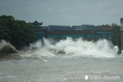 台风“米娜”国庆助力钱江大潮掀巨浪 游客感慨自然奇观名不虚传