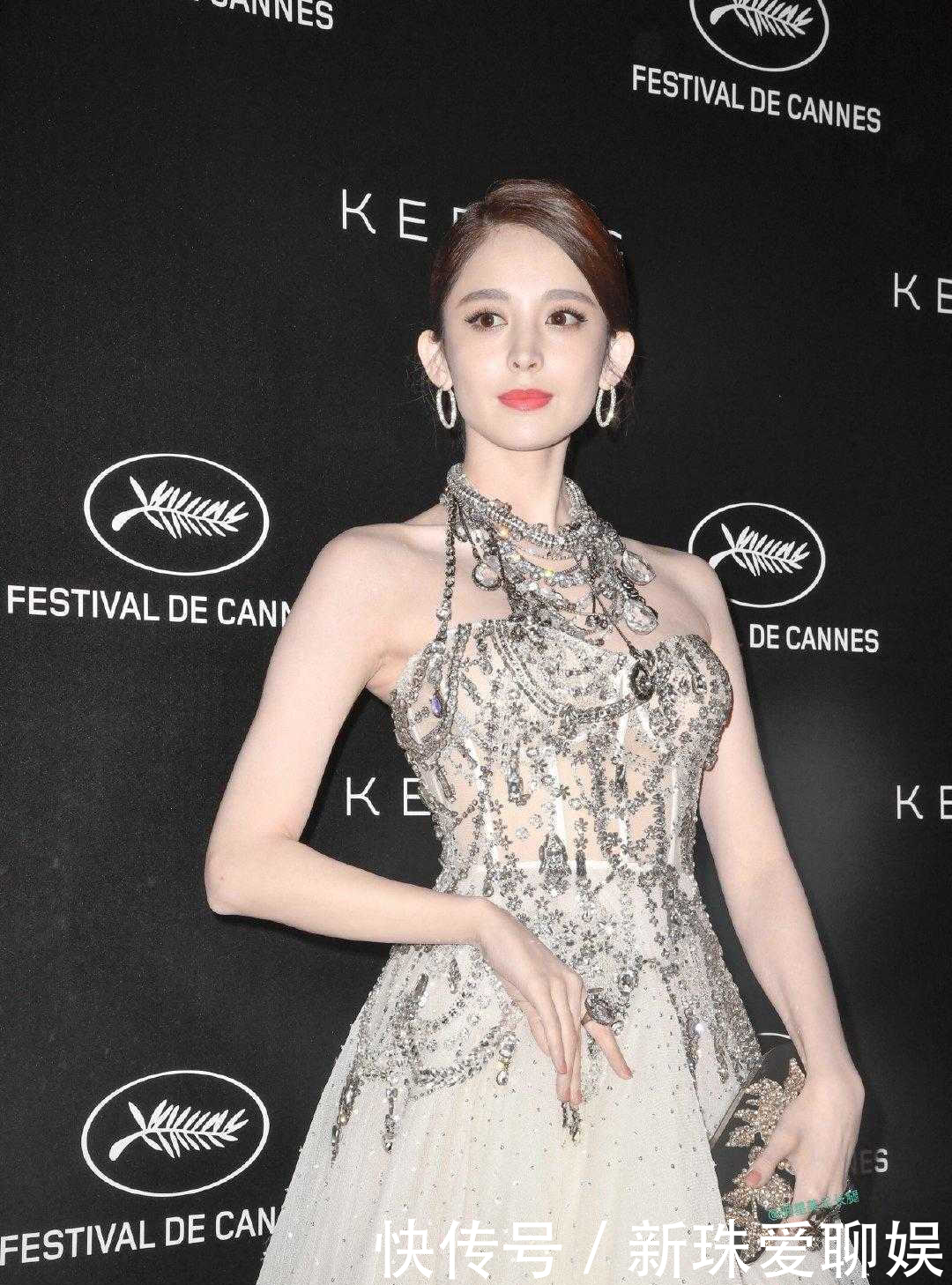 【拥有】娜扎拥有天使容颜,魔鬼身材,一袭亮钻连衣裙高级性感,贵气十足