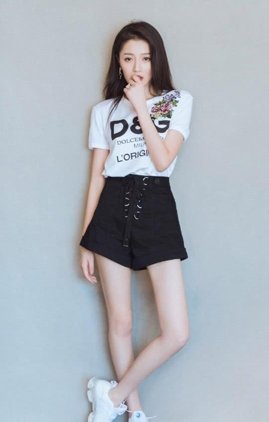 王秀竹的身材真是绝了，穿高开叉裙秀长腿无所畏惧，赶紧学学!