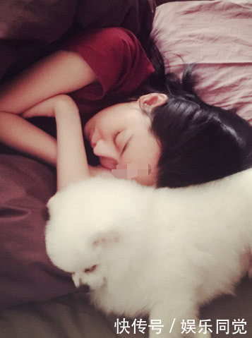 张馨予自曝服用孕妇慎用药，亲破怀孕传闻，睡前素颜自拍美成这样