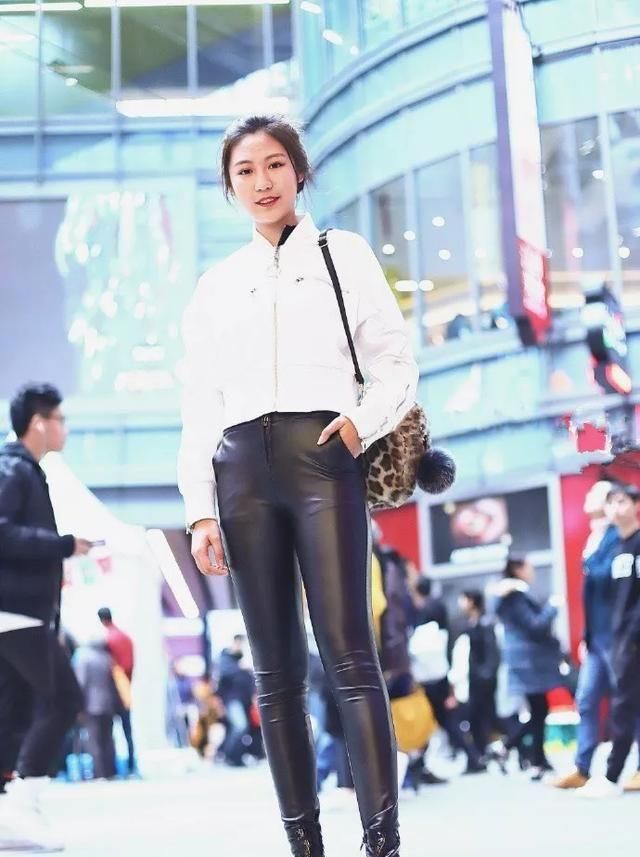  『漂亮』现代都市女孩配搭高跟鞋子，气魄十足又漂亮