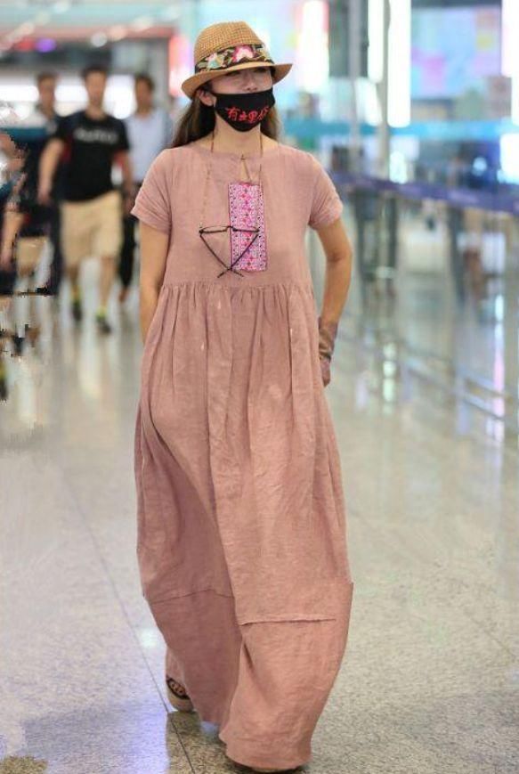 杨丽萍真能穿！穿这么皱的长裙却依然漂亮，网友：仙风道骨的气质