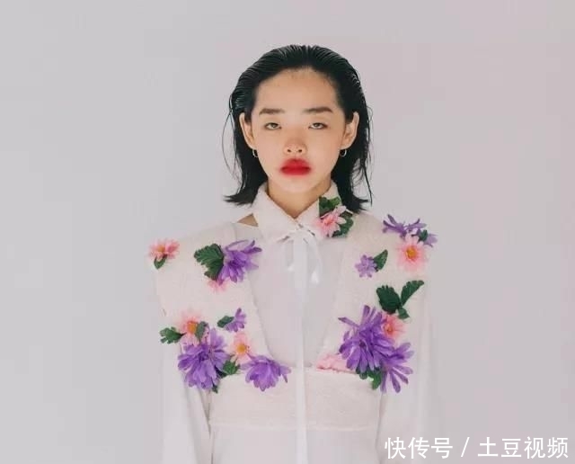  『缺陷』亚洲人讨厌的脸部缺陷她全占了，还被Dior青睐逆袭成高级时尚？