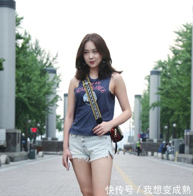 路人街拍，浅色牛仔裤打造出小姐姐的清新阳光