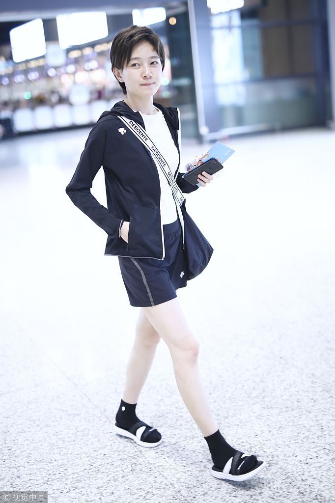 焦俊艳黑白装简约现身秀美腿又白又直   短发干练自拎行李女汉子