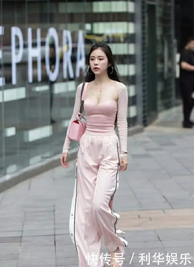 知性小姐姐甜美可爱，时尚穿搭尽显紧绷丰满上围吸睛无数