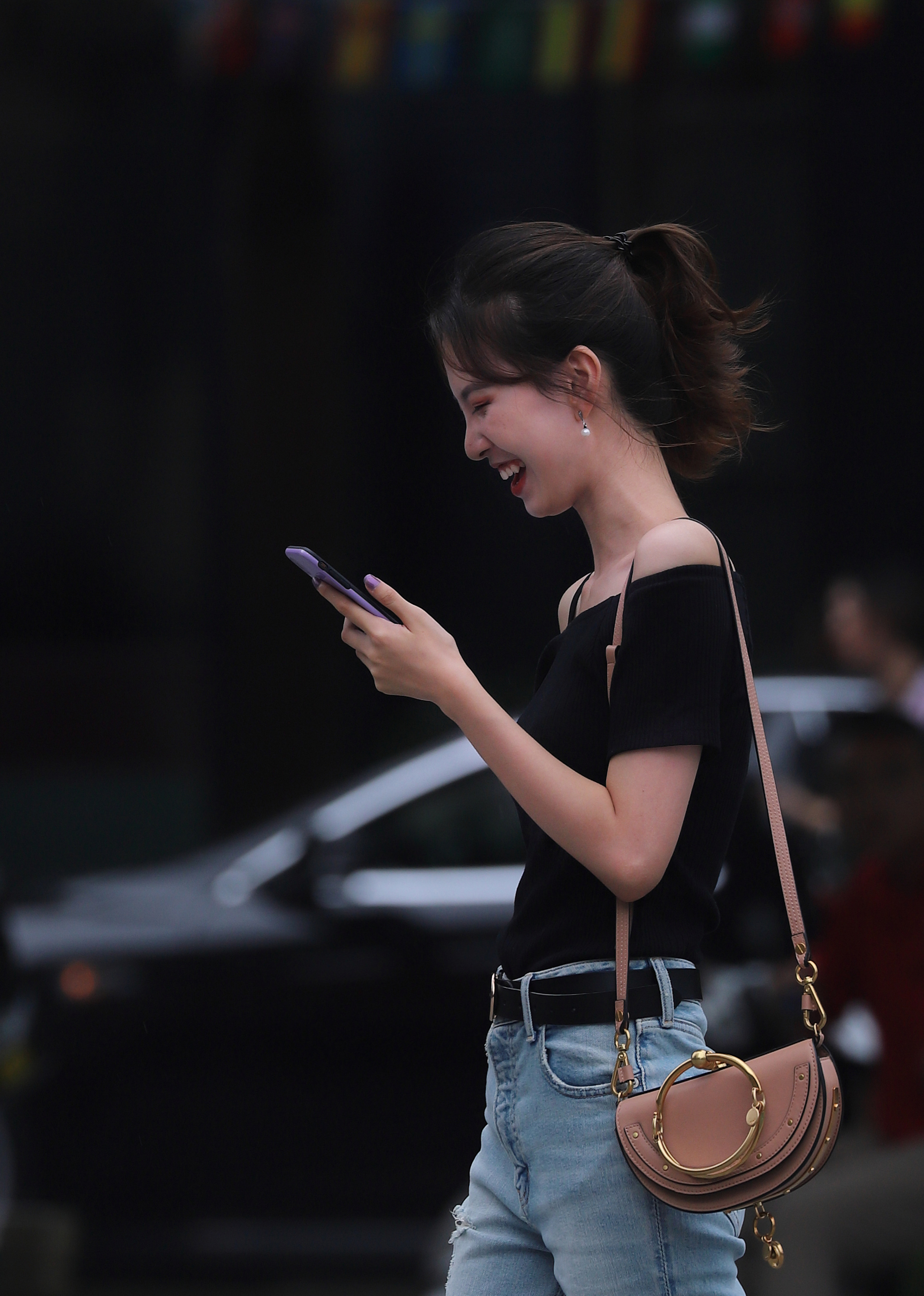 街拍美女：走起路来都风姿摇曳，更是秀丽端庄，美丽动人！