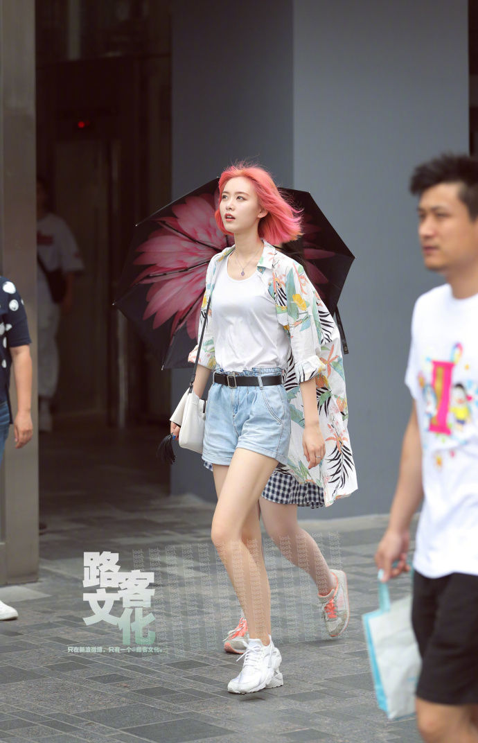街拍北京:穿衣搭配时尚潮流，走起路来都自信满满!