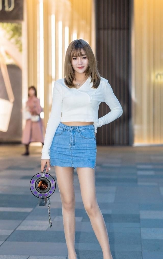 【气质】时尚的姑娘穿尖头细跟鞋逛街,服饰搭配端庄大气,展现成熟气质