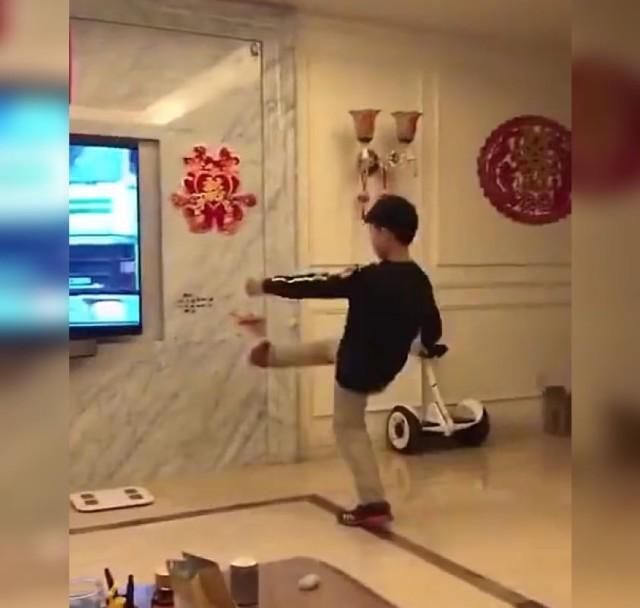  家里■小萌娃蹲在家里踢毽子因“技艺高超”爆红，网民：这怕是拆家级別的水准
