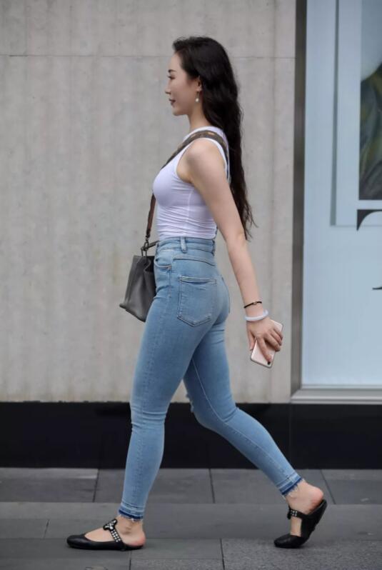 紧身牛仔裤看上去很普通，但在她身上显出了浓浓女人味