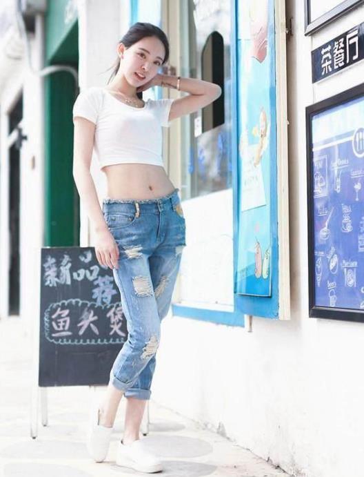  #气质#街拍：身材高挑的小姐姐，一件黑色的连衣裙，优雅气质女神魅力