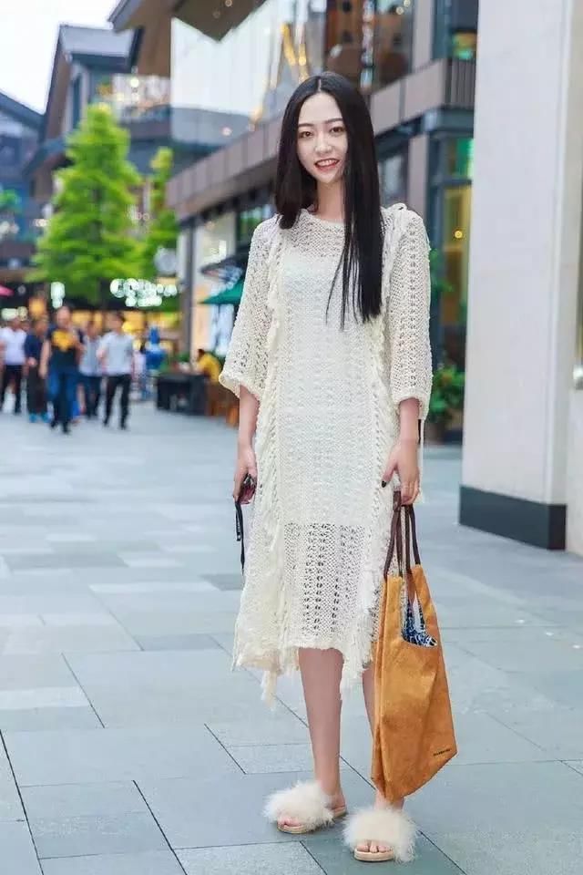 街拍：小姐姐的穿着真是非常吸睛的穿搭，既有高级感又不失女人味