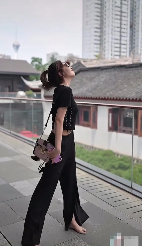长裤■意外火了一条“越走越短”的长裤,穿上变时髦精!,美女光脚走路