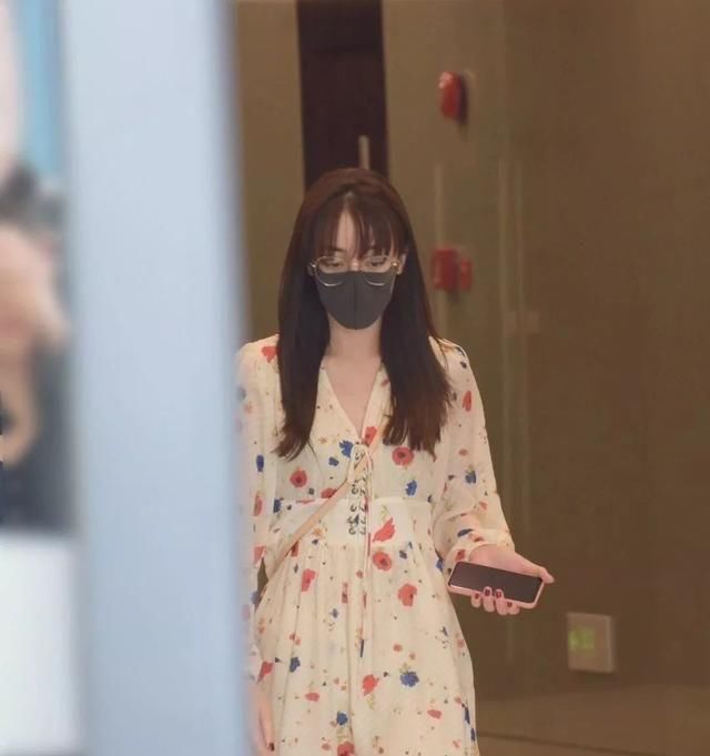  『V领』今夏流行穿“茶歇裙”！遮肉显瘦，轻松穿出高级感