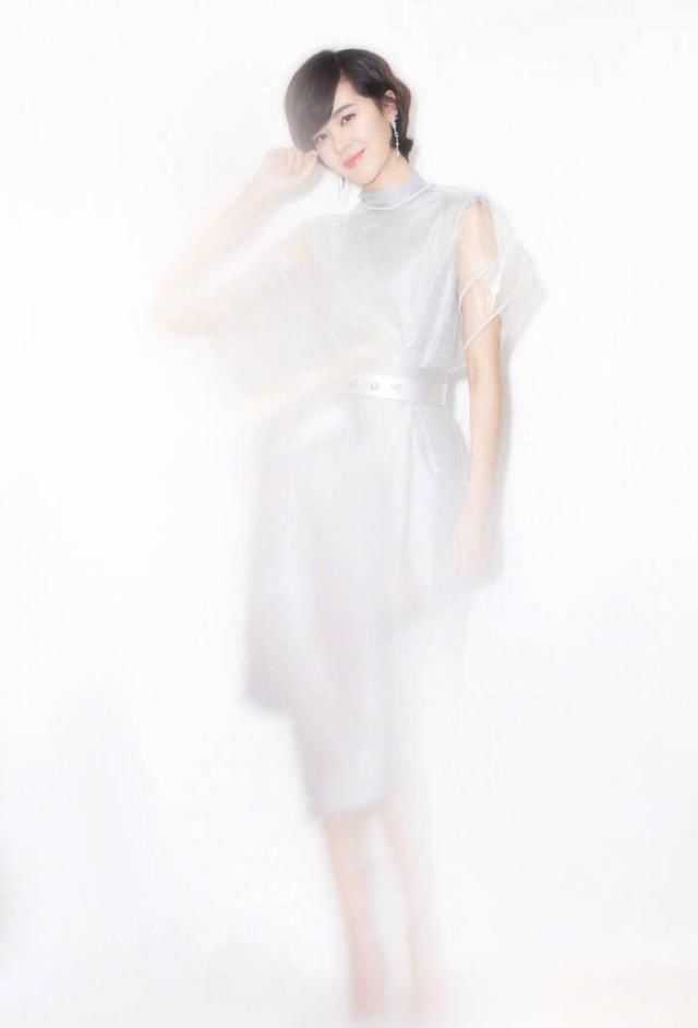 郁可唯身穿银色，让人离不开眼，怎一个美就行！