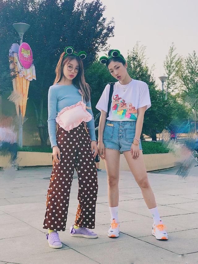 火箭少女“彩虹妹妹”徐梦洁潮装现身，清爽可爱笑容甜美！