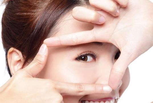 不花钱也可以祛眼袋用家里的它敷面膜，半个月眼袋皱纹全不见