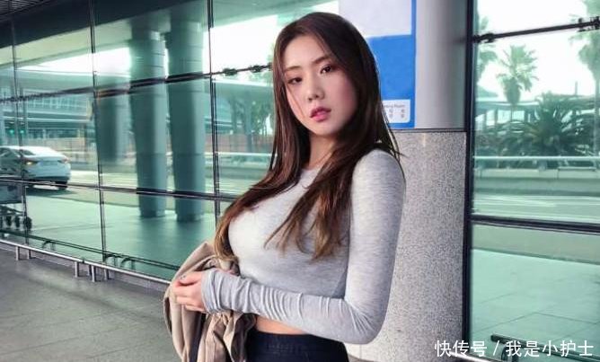 街拍小姐姐穿打底裤出别具一格的魅力，尽显柔美女人味！