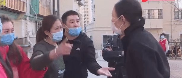  『刘女士家』自家卧室被砸大洞, 邻居带10多人找上门: 你家阁楼有一半是我的!