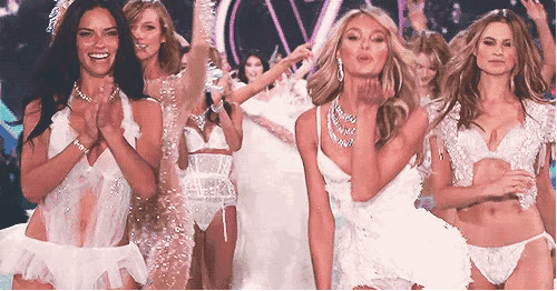 何穗面试全球最严苛“艺考现场”,29岁老模竟力压00后C位出线!