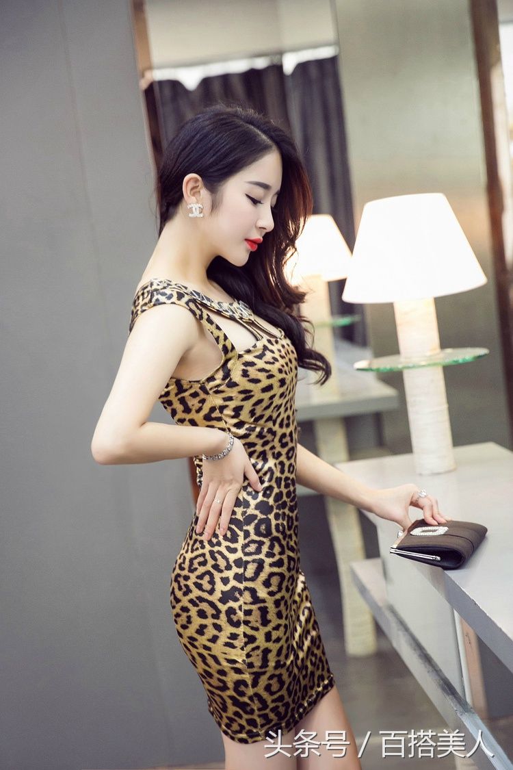 豹纹超短美腿长卷发美女