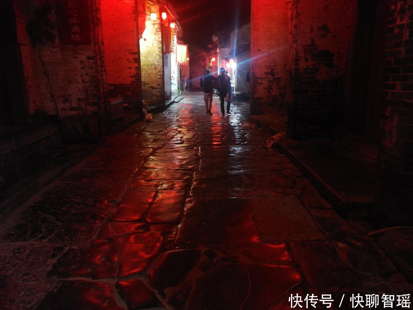 广西的深山里藏着一座千年古镇, 夜晚的红色魅影分外迷人
