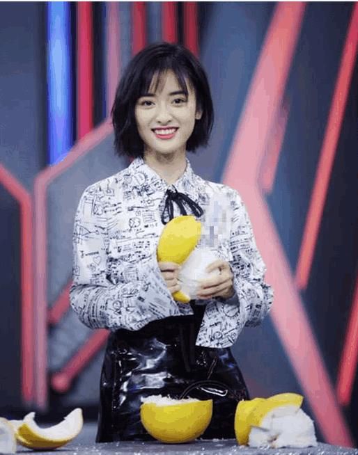 沈月现身机场，网友直呼:小短腿有了大长腿的既视感