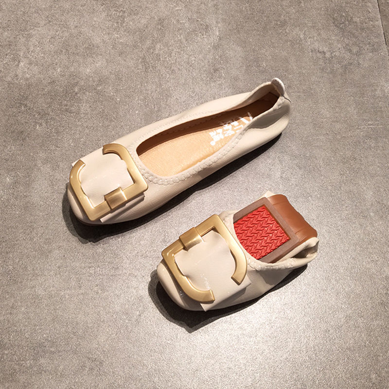 新款平底女鞋，简约而不失优雅，小个子女生也能穿出“新高度”