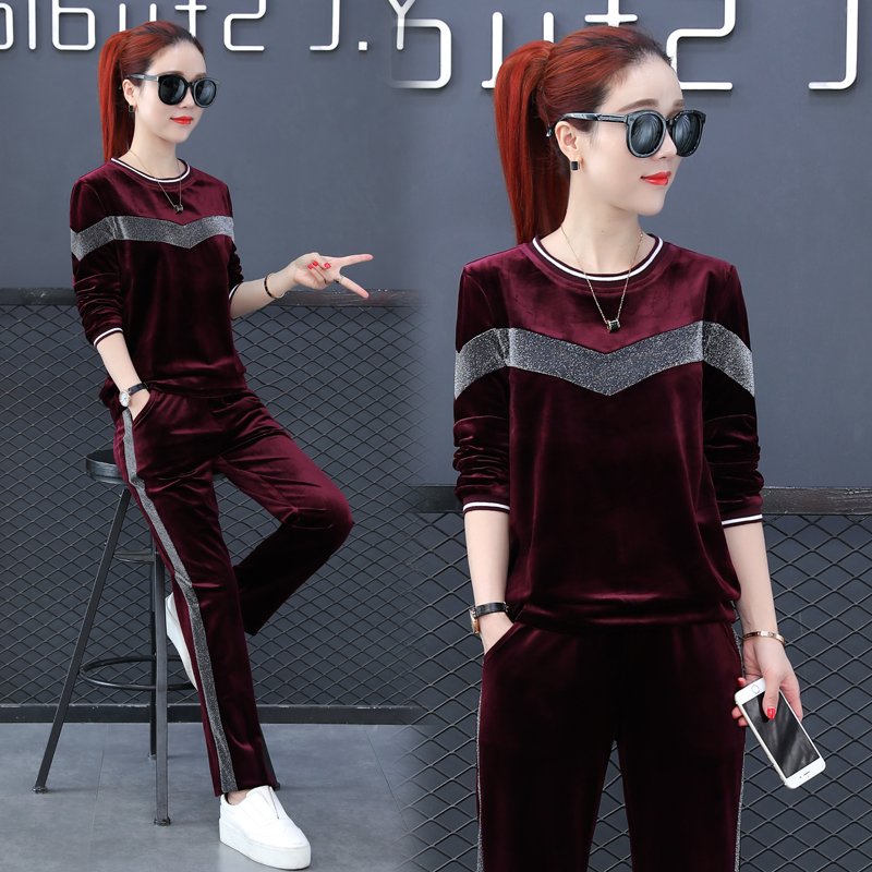 比裙子流行百倍的套装，这女人穿一个比一个惊艳，美到看不出年龄