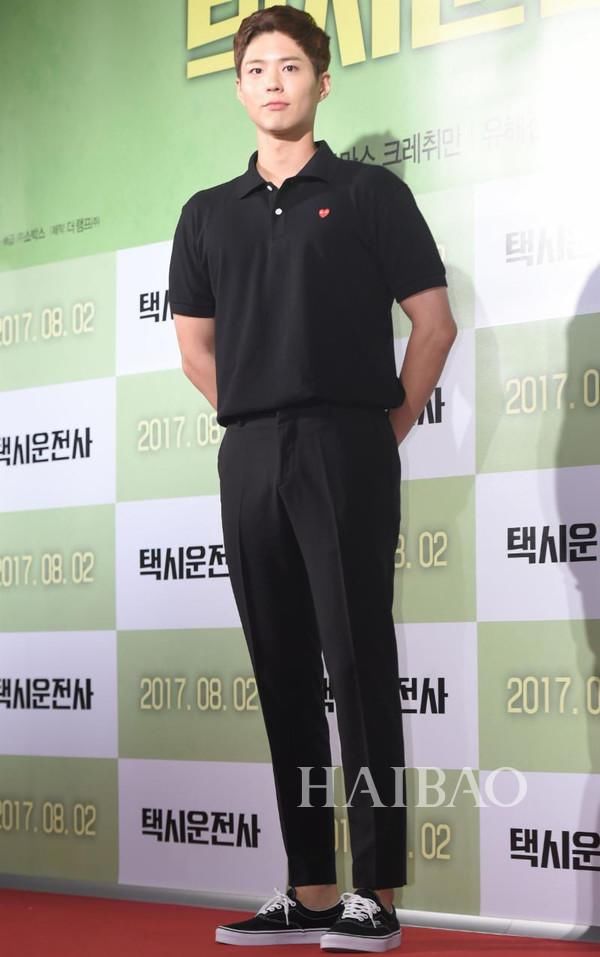 男生夏日扮酷指南！男装周型人秀场外街拍来示范：爱美不分性别，