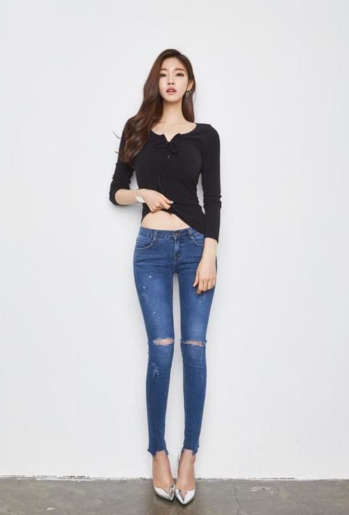 牛仔裤在街头也能瞬间成为主角,小姐姐的身材让人看起来更加修长