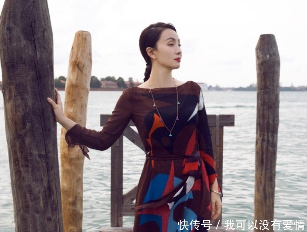 还是陶虹厉害，直接从裙子上撕一块布当腰带系，意外很有品位！