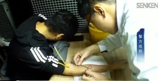  闯卡@小伙酒驾先闯卡后套近乎 民警：叫一百个哥也不管用