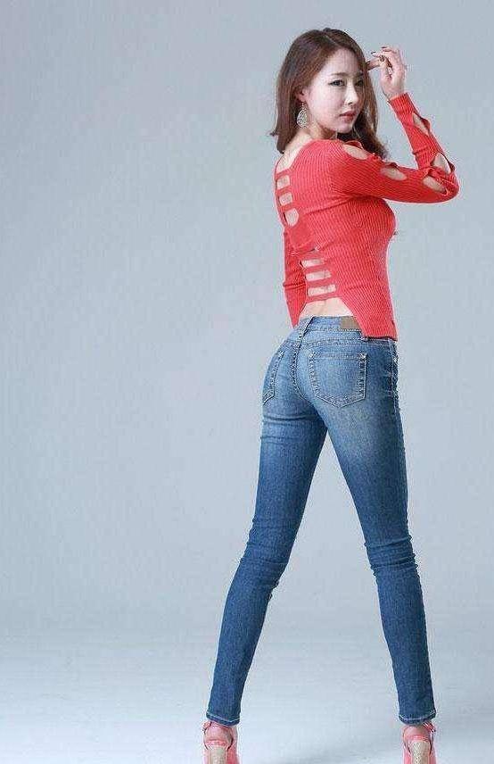 紧身裤能够修饰腿部的曲线，别有一番风情，能很好的诠释这种柔情