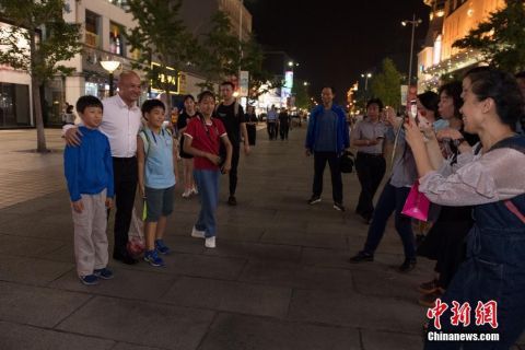 港警队代表夜游王府井 刘sir与游客热情合影