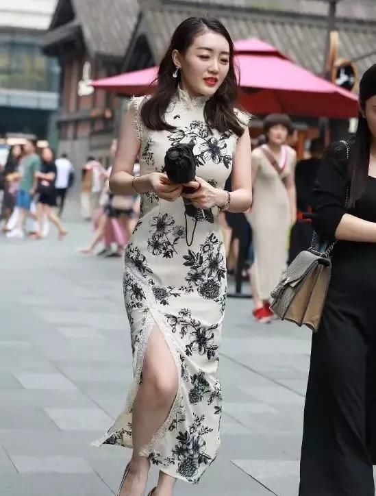  [感觉]小姐姐穿的一个瑜伽短裤,青色的颜色给人一种眼前一新的感觉