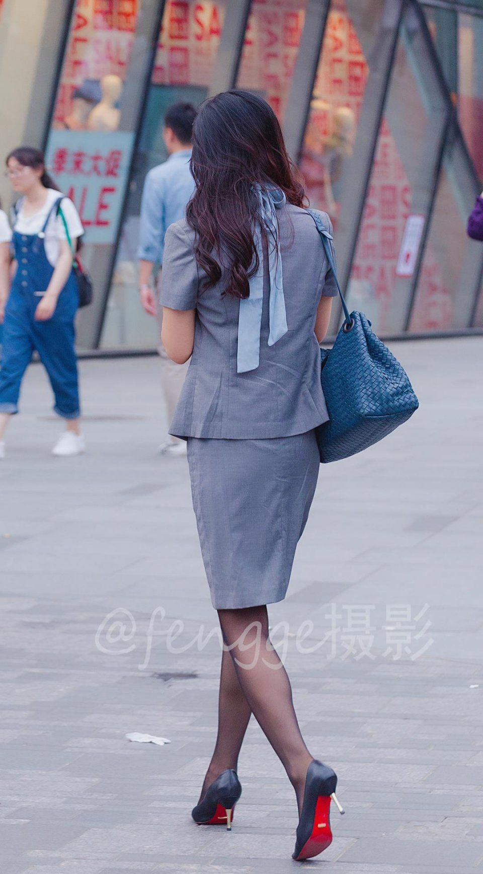 时尚街拍:三里屯来了个OL范时尚大美女，一路卖萌自拍玩到嗨