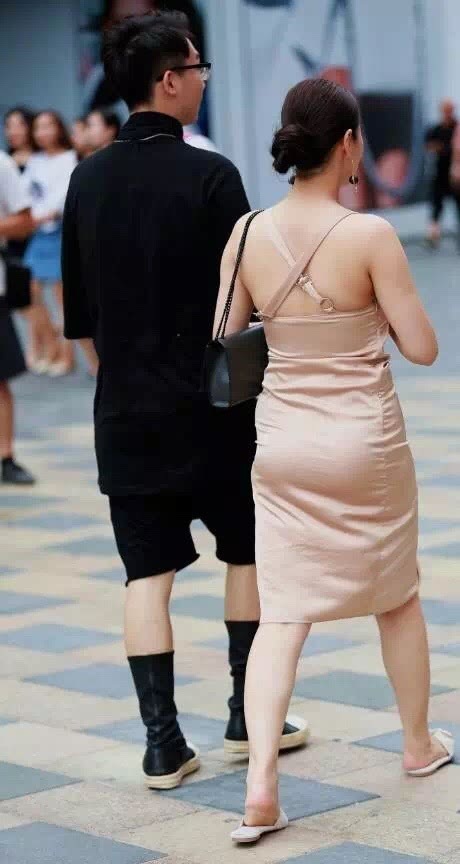 微胖小阿姨连衣裙裹出婀娜身姿，身材凸凹有致