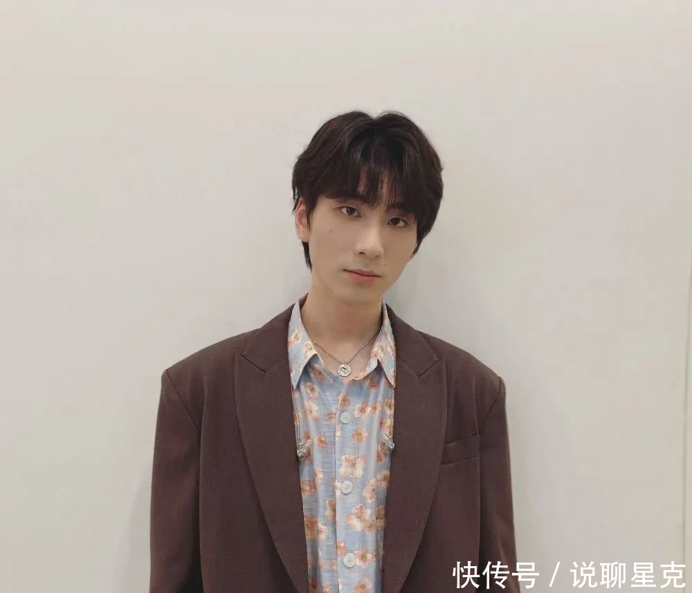 「男人味」谁说男生不可以穿花衬衫?照这三点搭,穿出酷帅阳光男人味!