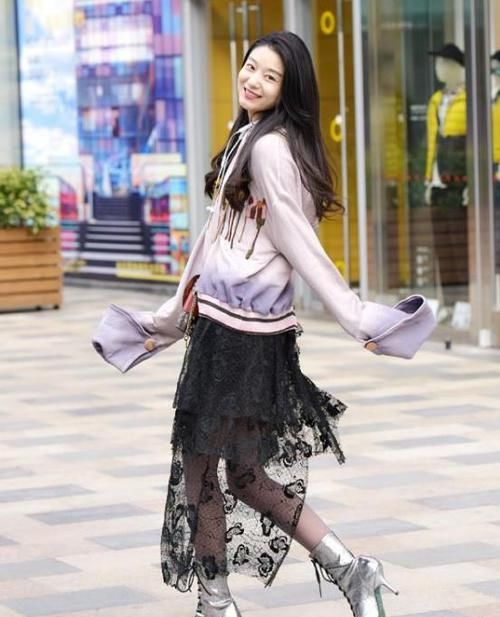  [气质]街拍：秀丽端庄的美女，一条黄色的连衣裙，时尚清爽气质迷人